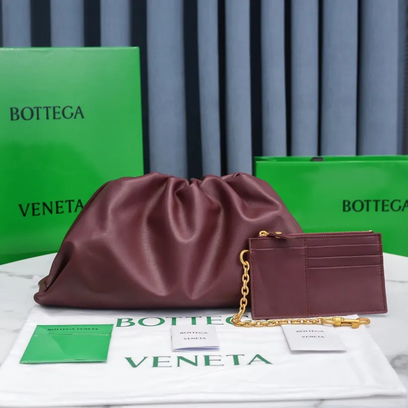 Batch 1660 Bottega Veneta cloud bag ☁️POUCH series original plain calfskin, super low-key and attractive, soft and casual, major Internet celebrity bloggers are crazy about calling it, fashionable and classy, ​​lazy and intellectual Large size: 38x20x8.5cm (large cloud plain) burgundy red